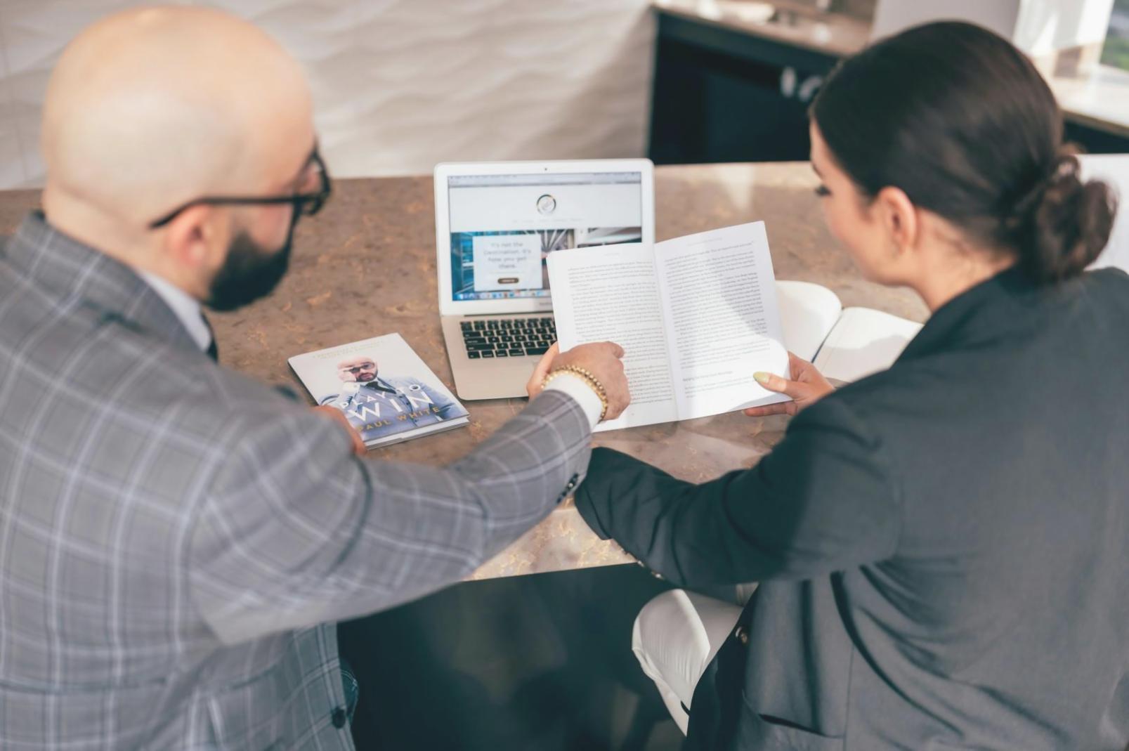 Professionisti durante sessione di formazione in analisi finanziaria
